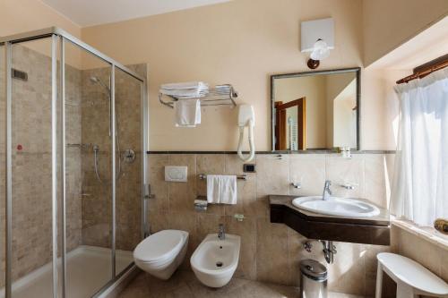 科瓦拉因巴迪亚米拉蒙蒂科瓦拉公寓式酒店的浴室配有卫生间、盥洗盆和淋浴。