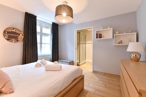 科尔马Appartement The Fairytale - Petite Venise的卧室设有一张白色大床和一扇窗户。