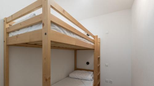 奥尔西埃B203- Appartement 2 pieces cabine 6 personnes的配有双层床的阁楼床