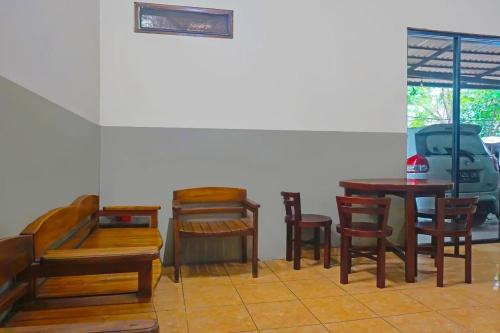雅加达Bright Batavia的客房设有木制桌椅和窗户。