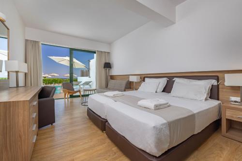 法里拉基卡吕普索宫度假村的一间带大床的卧室和一间客厅