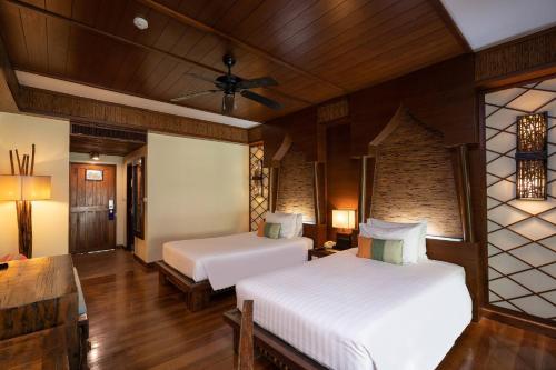 象岛Centara Koh Chang Tropicana Resort的一间卧室配有两张床和吊扇