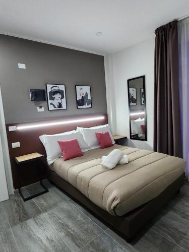 贝拉里亚-伊贾马里纳Crisvan的一间卧室配有一张带红色和白色枕头的大床