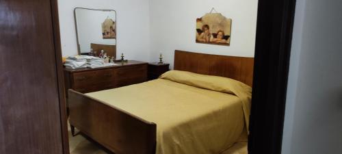 卡塔尼亚Oasi Marina的一间卧室配有一张床、梳妆台和镜子