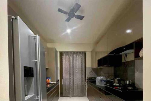 拉瓦萨市Endora homestay - A fully equipped lake-facing 3BHK的一间带吊扇的厨房和一间带