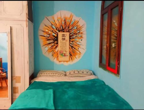 威尼斯Venice Artroom的一间卧室配有一张壁画床