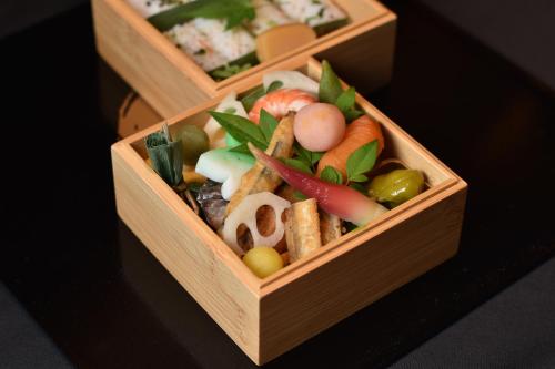 京都Sora Niwa Terrace Kyoto的两个装满不同食物的木箱