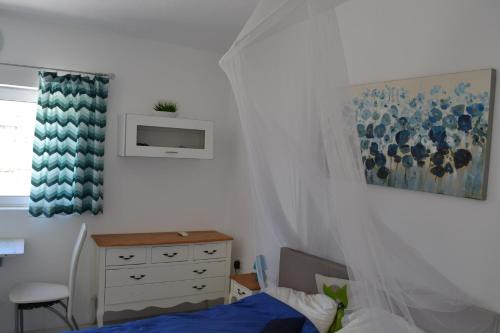 姆西达SeaBreeze penthouse close to Sliema and Valletta的一间卧室配有一张床和一个梳妆台