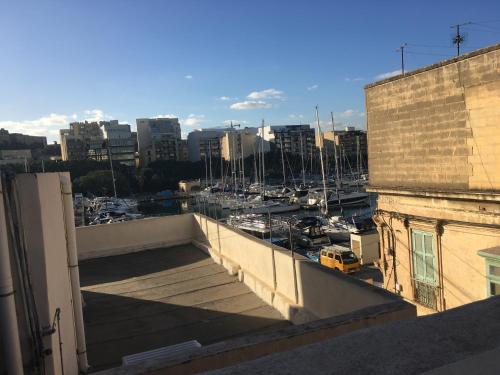 姆西达SeaBreeze penthouse close to Sliema and Valletta的从大楼的阳台上可欣赏到码头景色