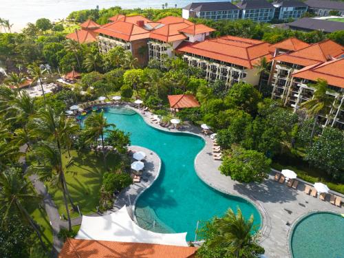 努沙杜瓦巴厘岛阿优达度假酒店的享有带游泳池的度假村的空中景致