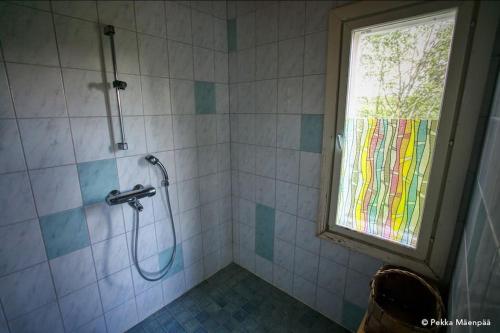 拉平耶尔维Villa Ullakko - vuokramummola, ihana talo maalla的带淋浴的浴室,带窗户