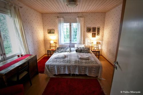 拉平耶尔维Villa Ullakko - vuokramummola, ihana talo maalla的小房间设有两张床和盥洗盆