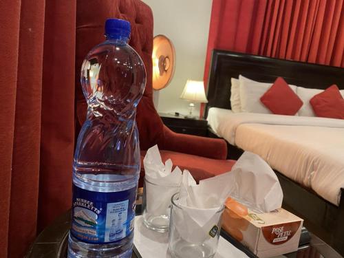 伊斯兰堡Harvey's Islamabad的在酒店房间桌子上放一大瓶水