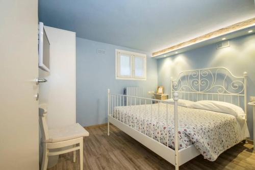Casnate con Bernate拉孔特拉达住宿加早餐旅馆的一间卧室设有一张床和蓝色的墙壁