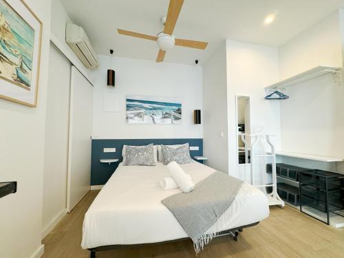 马德里Luminoso, cómodo y buena zona的卧室配有一张白色大床