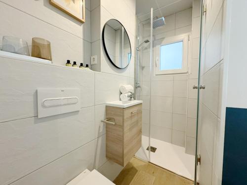 马德里Luminoso, cómodo y buena zona的带淋浴、卫生间和镜子的浴室