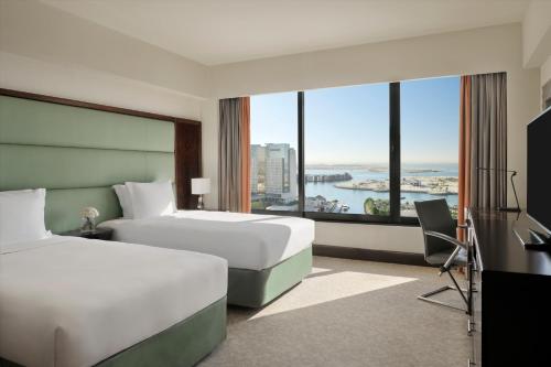 阿布扎比阿布扎比洲际酒店的酒店客房配有两张床和一张书桌