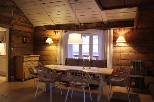 莫斯克内斯Elisabeth-Bua的一间带桌椅和窗户的用餐室