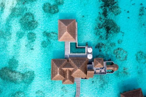 北马累环礁Gili Lankanfushi Maldives的水中房屋的空中景观