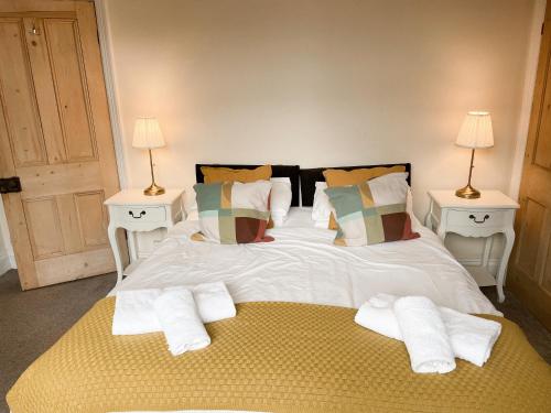 约克Riverside Lodge - Free Parking - Victorian House - Holiday Home的一间卧室配有带毛巾的床