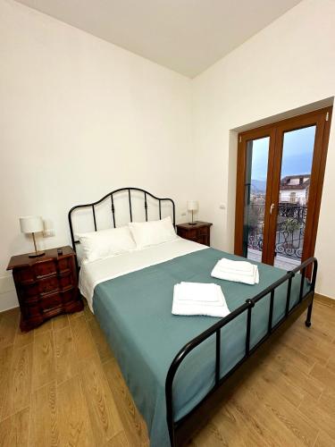 San Demetrio neʼ VestiniLa Casa di Garibaldi的一间卧室配有一张床,上面有两条毛巾