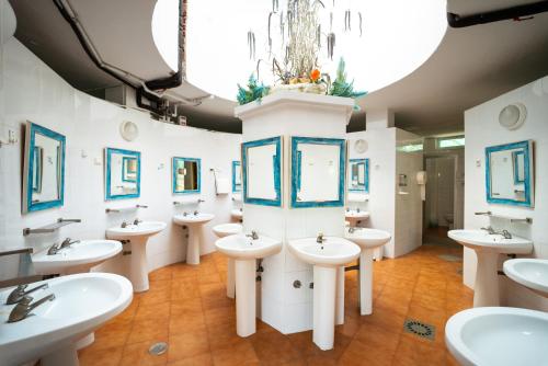 阿尔马亚特巴瑶Kampaoh Costa del Sol的浴室设有白色水槽、镜子和吊灯。