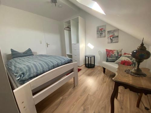 DörflesFerienwohnung Anni的一间卧室配有一张床和一张沙发