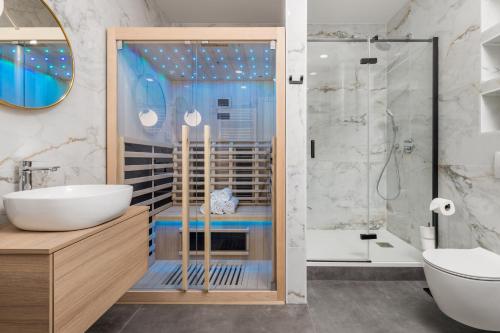 里耶卡Area Luxury Spa Apartment的一间带水槽和淋浴的浴室