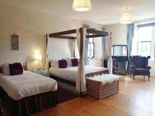 皮特洛赫里古安达来奇旅馆的酒店客房,配有两张床和椅子