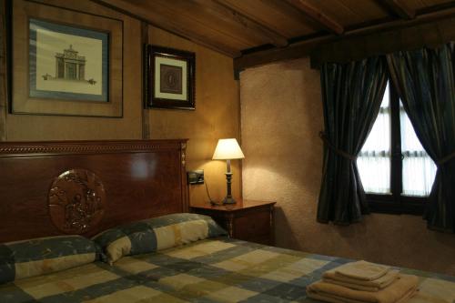 阿拉尔孔La Posada del Hidalgo de Alarcón的一间卧室配有床、灯和窗户