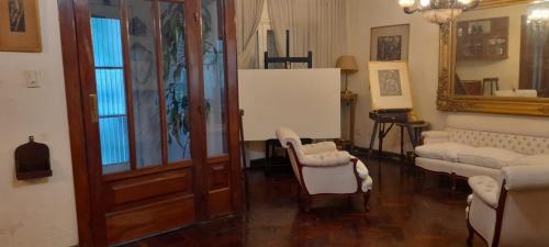 圣米格尔·德·图库玛LA MENDOZA的客厅配有沙发和桌子