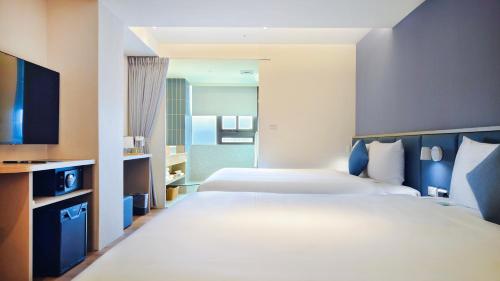 罗东镇山島行旅 Hotel Sandao的酒店客房设有两张床和电视。