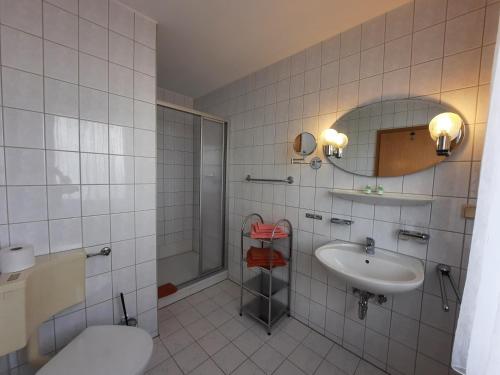 于克里茨Pension Voss的一间带卫生间和水槽的浴室