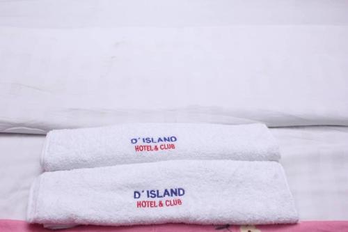 莱基D’ ISLAND AND CLUB HOTEL的床上的一大堆毛巾