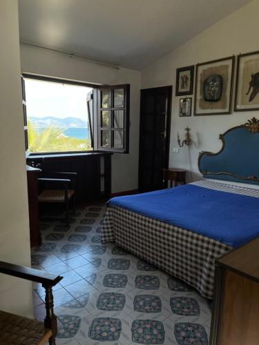 圣费利切-奇尔切奥FONDAZIONE VILLA POINT ONLUS的一间卧室设有一张床和一个美景窗户。