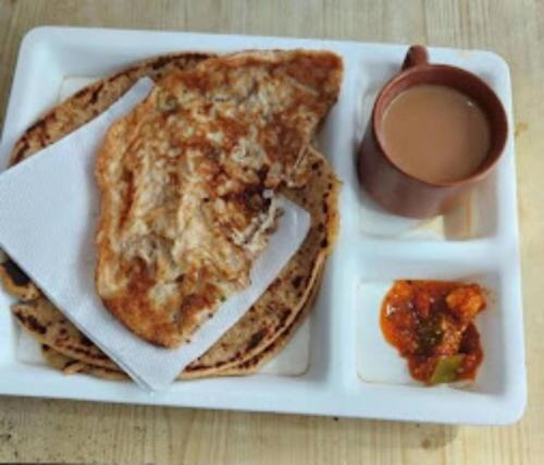瓦拉纳西Goroomgo Varanasi Paradise Varanasi的薄煎饼和咖啡等食物