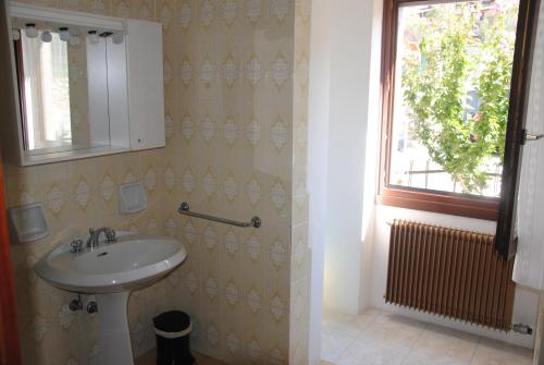 滕诺Appartamento da Bruna e Manuela的一间带水槽和窗户的浴室