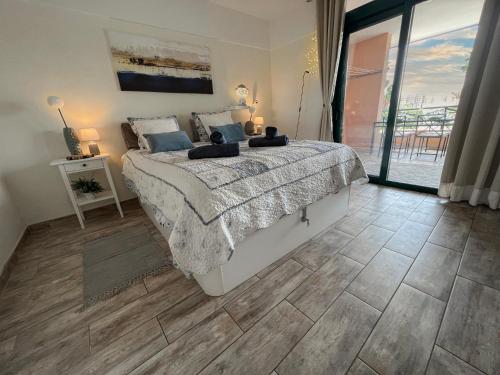 圣米格尔德阿沃纳Paz Ocean View, Air condition, Wifi, Heated pool的一间卧室设有一张床和一个大窗户