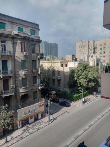 开罗Single room ( girls only的城市中一条空荡荡的街道,有建筑