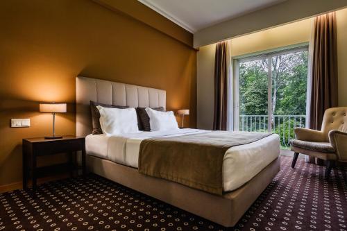 维塞乌格劳瓦斯科酒店的一间设有大床和窗户的酒店客房