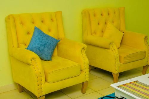 ChukaThe O,S Homestay的两张黄色椅子彼此相邻