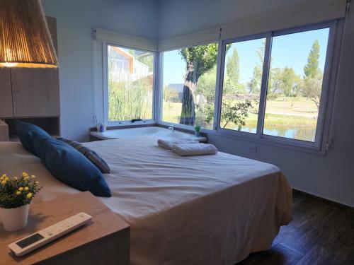 圣拉斐尔Finca La Escondida San Rafael的一间卧室设有一张大床和大窗户