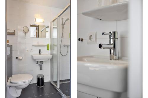 UithuizermeedenHunzego Hotel的浴室的两张照片,配有卫生间和水槽