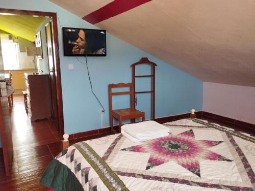 格兰杜拉Monte Sol Nascente (Loft)的一间卧室,配有一张带鲜花的床