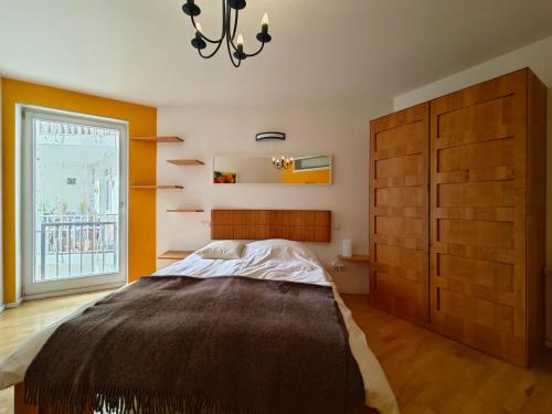 杜塞尔多夫Exceptional short-term rental的一间卧室设有一张大床和一个窗户。
