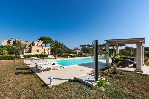 弗兰卡维拉丰塔纳Casino Casalino by Perle di Puglia的房屋旁带凉亭的游泳池