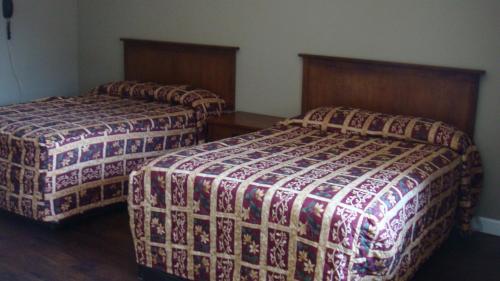 爱迪生美思特汽车连锁旅店的配有两张床的酒店客房