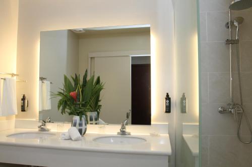 BenguelaFlow Hotel Benguela的一间带两个盥洗盆和大镜子的浴室