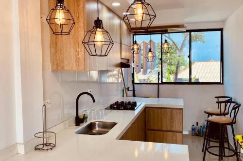 蒙波斯Hermoso apartamento céntrico的厨房配有水槽和带灯的台面