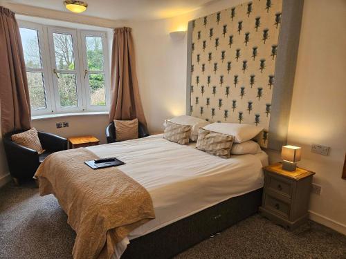 托伯莫里公园旅舍酒店的一间卧室设有一张大床和一个窗户。